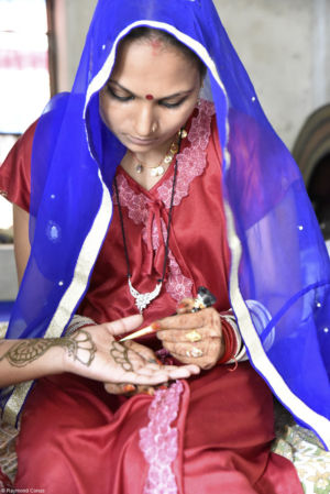 Woman preparing henna. Mandawa, Rajasthan - 2016