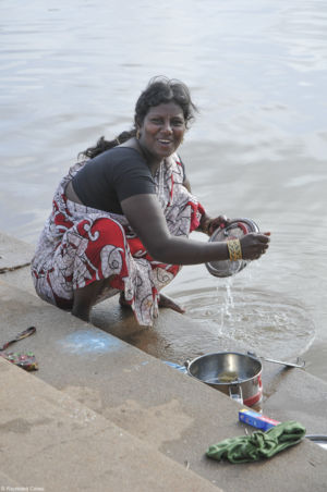 Doing the dishes in the Tungabhadrâ river. Hampi, Karnataka- 2011