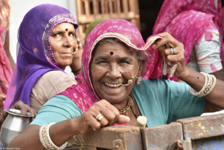 Paysanne rentrant du travail. Village de Narlai, Rajasthan - 2016