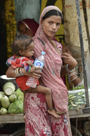 Femme et son enfant, village de Narlai.Rajasthan - 2016