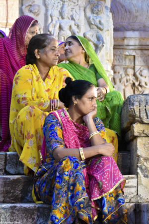 Spéctatrices d'une cérémonie religieuse au Jagdish Temple.Udaipur, Rajasthan - 2016