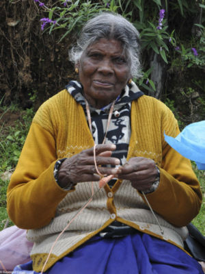 Tricoteuse de bonnets de laine. Ooty (Udhagamandalam), Tamil Nadu - 2011