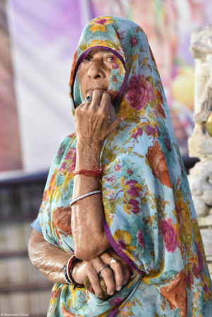 Spéctatrice d'une cérémonie religieuse au Jagdish Temple. Udaipur, Rajasthan - 2016
