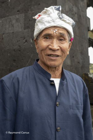 Pèlerin au temple Pura Goa Lawah, Bali, 2018