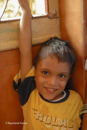 Enfant dans un orphelinat, Mumbaï, Inde, 2009