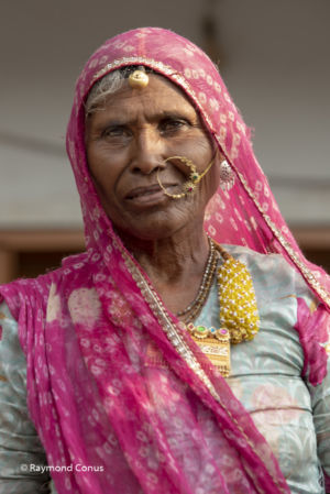 Femme rentrant du travail, Narlaï, Inde, 2016