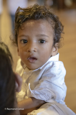 Enfant de pèlerin au temple de la Dent, Kandy, Sri Lanka, 2019