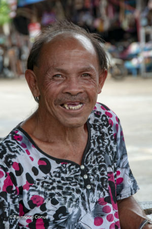 Homme ayant les pieds dans l’eau chaude, Kanchanaburi, Thaïlande, 2015