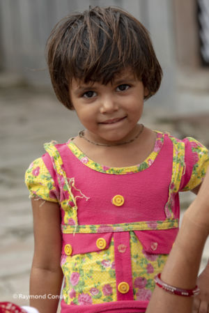 Petite fille dans la rue, Narlaï, Inde, 2016