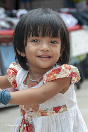 Petite fille au marché, Phuket, Thaïlande, 2014