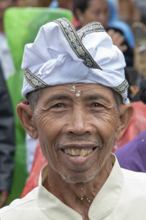 Pèlerin au temple Pura Goa Lawah, Bali, 2018