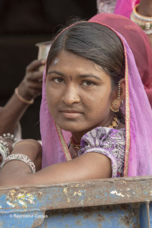 Femme rentrant du travail, Narlaï, Inde, 2016