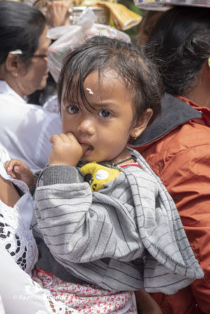 Enfant de pèlerin au temple Pura Goa Lawah, Bali, 2018
